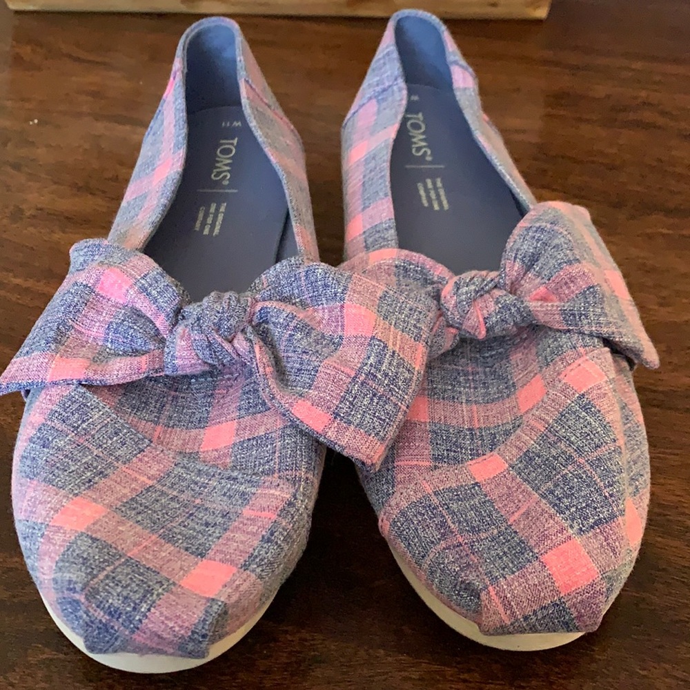 Tom’s size 11 women’s plaid flats with bow